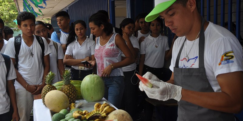 Leoneses celebran el Día Internacional del Libro y la Madre Tierra