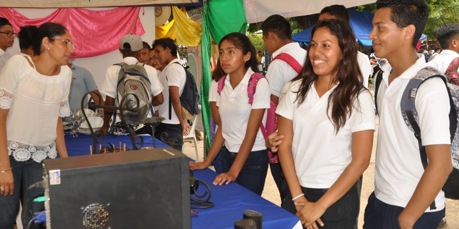 Jóvenes se asesoran para estudiar una carrera técnica