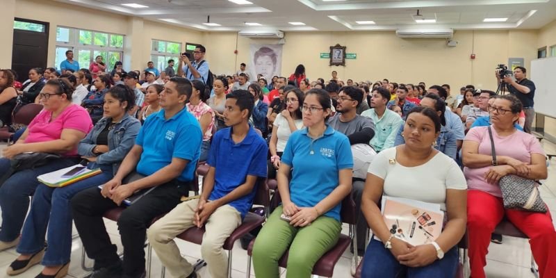Madres y padres toman un lugar clave  en la educación de sus hijos