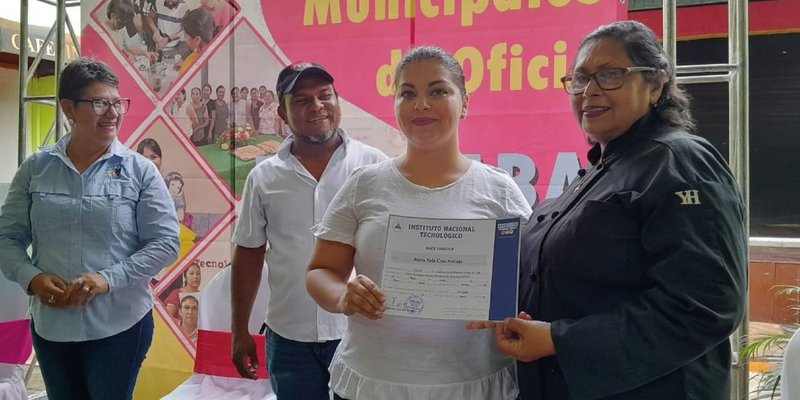 Nuevos egresados de cursos de Escuelas Municipales de Oficio en Diriamba, Carazo