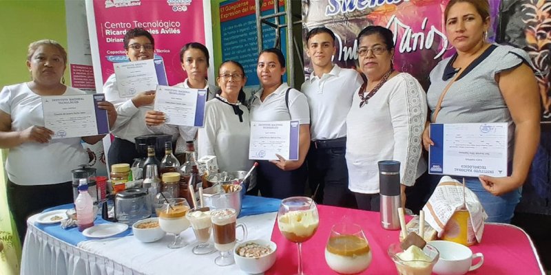 Nuevos egresados de cursos de Escuelas Municipales de Oficio en Diriamba, Carazo