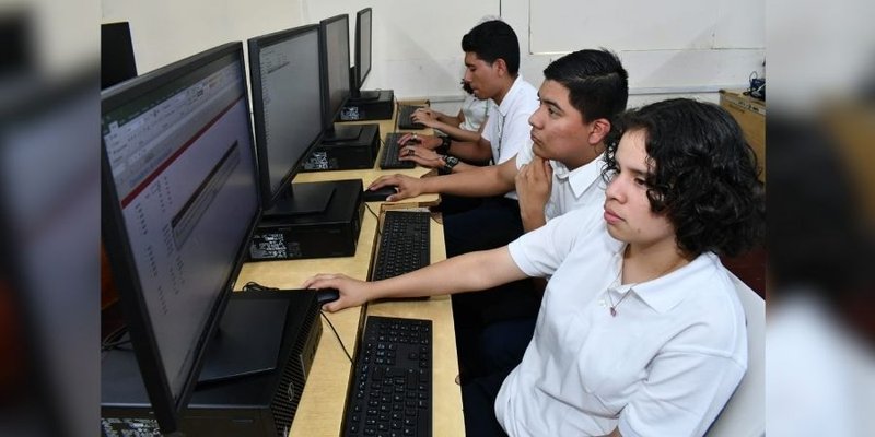 Alumnos técnicos estrenan laboratorio de computación en Granada