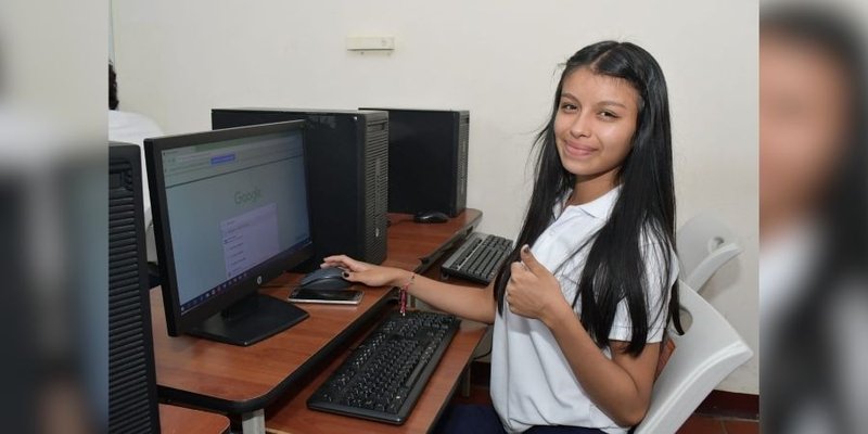 Alumnos técnicos estrenan laboratorio de computación en Granada
