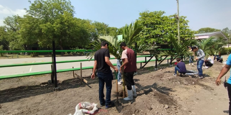 Estudiantes Técnicos del Naciones Unidas aportan al Embellecimiento de su Centro Tecnológico