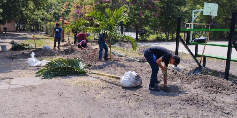 Estudiantes Técnicos del Naciones Unidas aportan al Embellecimiento de su Centro Tecnológico