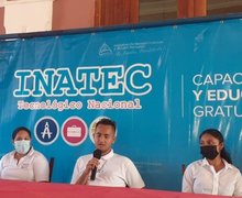 Estudiantes de Granada comparten sus conocimientos de la Cruzada Nacional de Alfabetización en una Liga del Saber