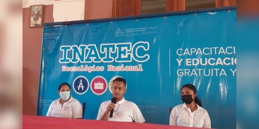 Estudiantes de Granada comparten sus conocimientos de la Cruzada Nacional de Alfabetización en una Liga del Saber