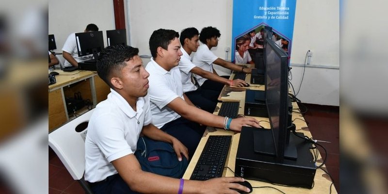 Alumnos técnicos estrenan laboratorio de computación en Granada