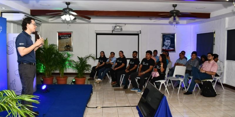 Jóvenes talentos demuestran sus habilidades tecnológicas en la Primer “Expo Innovación Digital”
