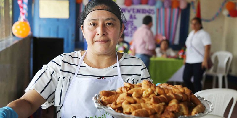 TECNacional - Habitantes del barrio La Competencia culminan curso de repostería