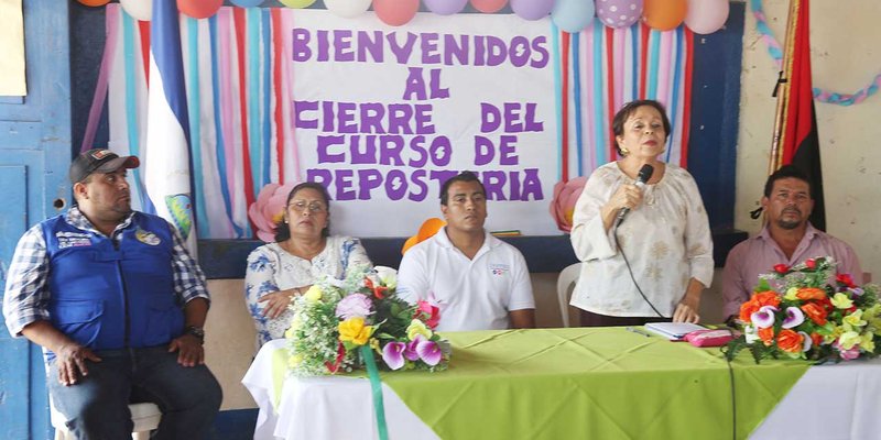 TECNacional - Habitantes del barrio La Competencia culminan curso de repostería