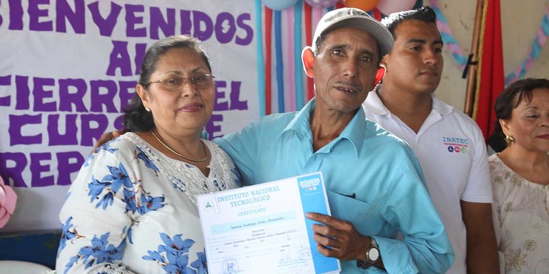 TECNacional - Habitantes del barrio La Competencia culminan curso de repostería