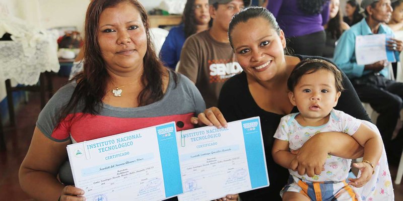 TECNacional - Habitantes del barrio La Competencia culminan curso de repostería