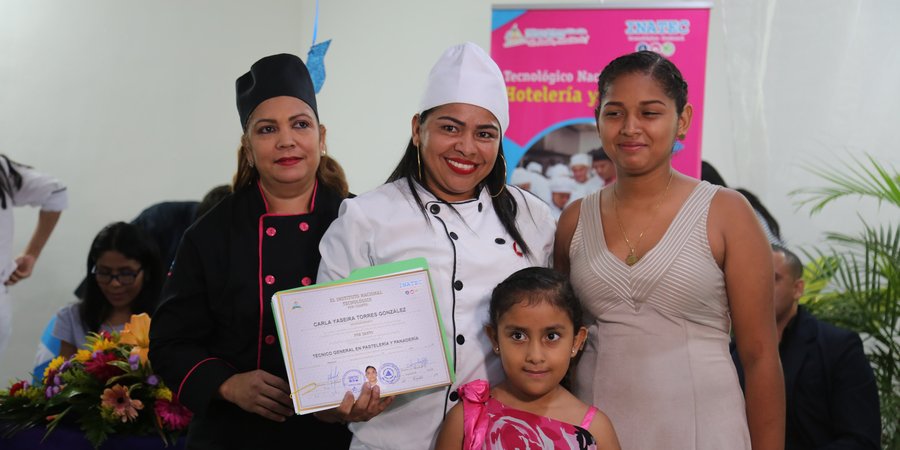 Jóvenes se gradúan en carreras técnicas del sector de Hotelería y Turismo