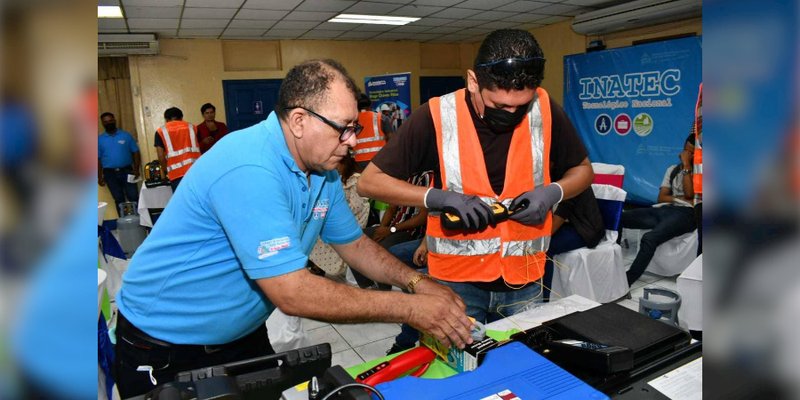 Entrega de Materiales y Equipos a Estudiantes  Técnicos en Refrigeración