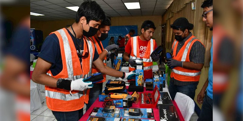 Entrega de Materiales y Equipos a Estudiantes  Técnicos en Refrigeración