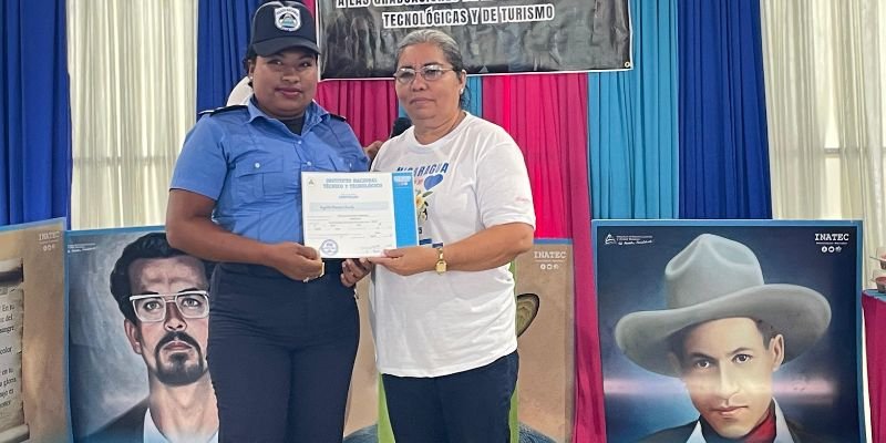 200 protagonistas egresan de la Escuela Municipal de Oficio en Siuna en celebración de las Fiestas Patrias
