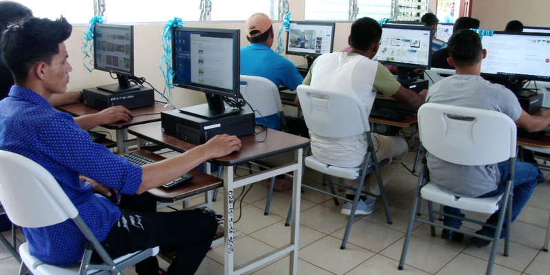 Nuevo Laboratorio de Computación para Estudiantes Técnicos de Nueva Guinea