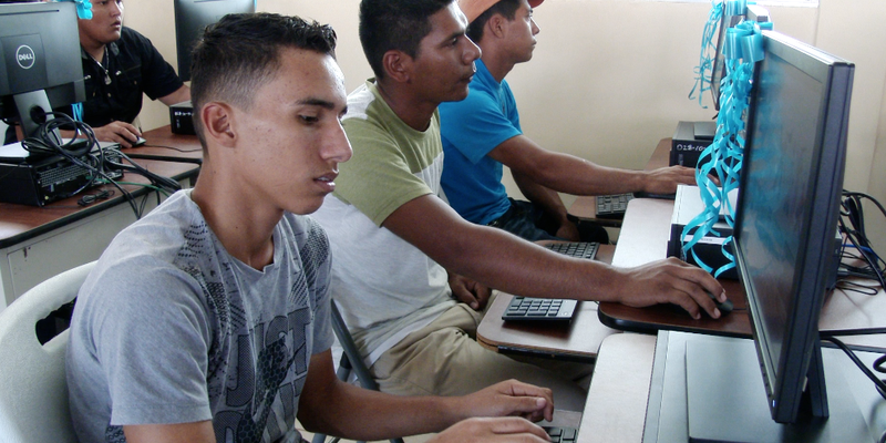 Nuevo Laboratorio de Computación para Estudiantes Técnicos de Nueva Guinea