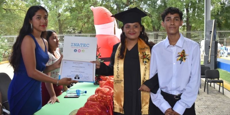 León celebra graduación de 151 Técnicos Profesionales del Sector Comercio y Servicio