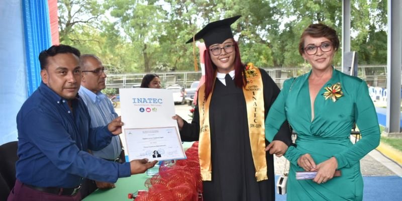 León celebra graduación de 151 Técnicos Profesionales del Sector Comercio y Servicio