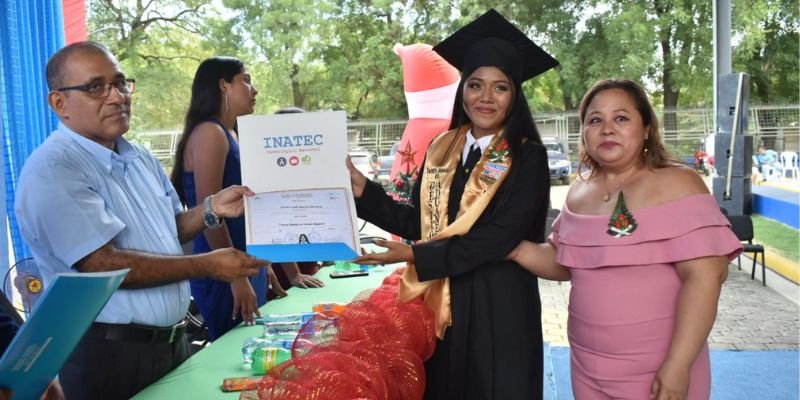 León celebra graduación de 151 Técnicos Profesionales del Sector Comercio y Servicio