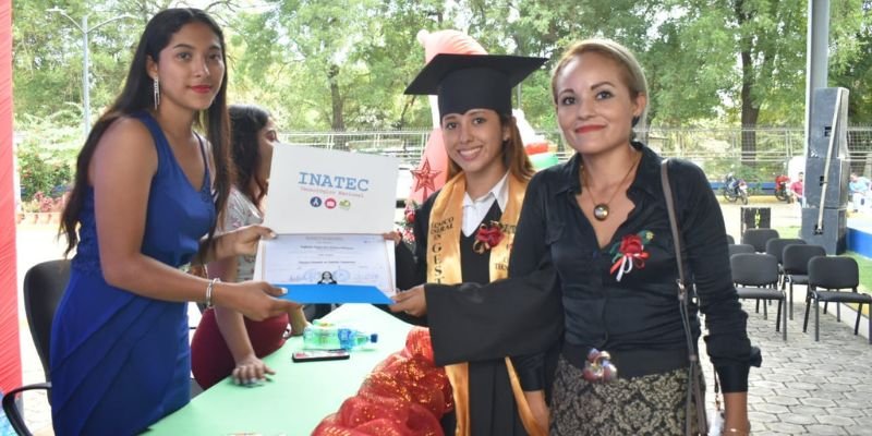 León celebra graduación de 151 Técnicos Profesionales del Sector Comercio y Servicio