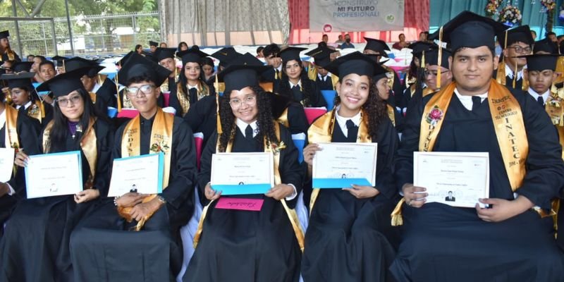 León celebra graduación de 151 Técnicos Profesionales del Sector Comercio y Servicio