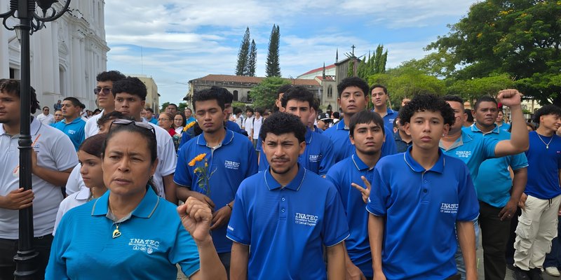Comunidad Educativa Rinde Homenaje al Héroe Juan De Dios Muñoz Reyes en el Centro Tecnológico De León