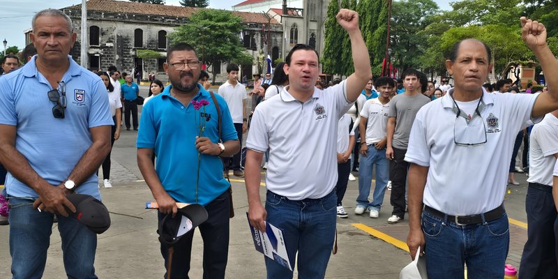 Comunidad Educativa Rinde Homenaje al Héroe Juan De Dios Muñoz Reyes en el Centro Tecnológico De León