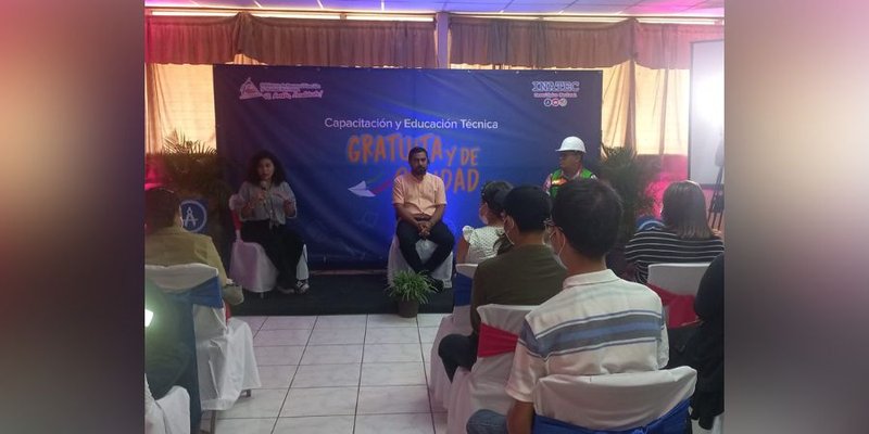 Egresados del Centro Tecnológico Comandante Hugo Chávez comparten experiencias a protagonistas de nuevo ingreso