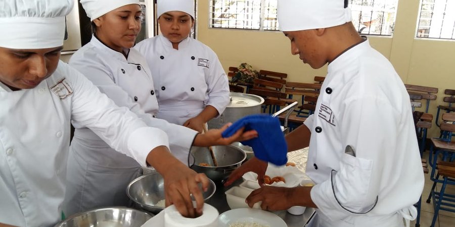 Estudiantes técnicos realizan demostraciones de comida de cuaresma