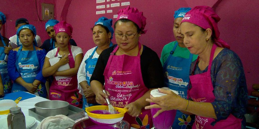 Dueños de pequeños negocios aprenden sobre manipulación y elaboración de ensaladas