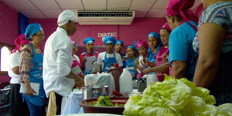 TECNacional - Dueños de pequeños negocios aprenden sobre manipulación y elaboración de ensaladas