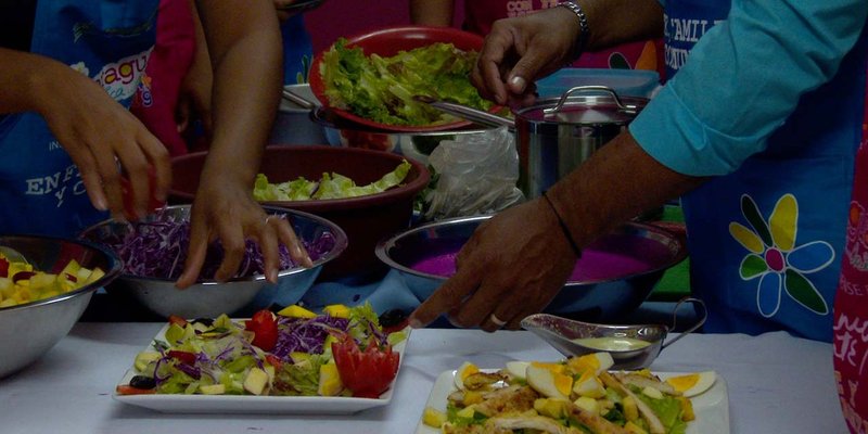 TECNacional - Dueños de pequeños negocios aprenden sobre manipulación y elaboración de ensaladas