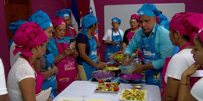 TECNacional - Dueños de pequeños negocios aprenden sobre manipulación y elaboración de ensaladas