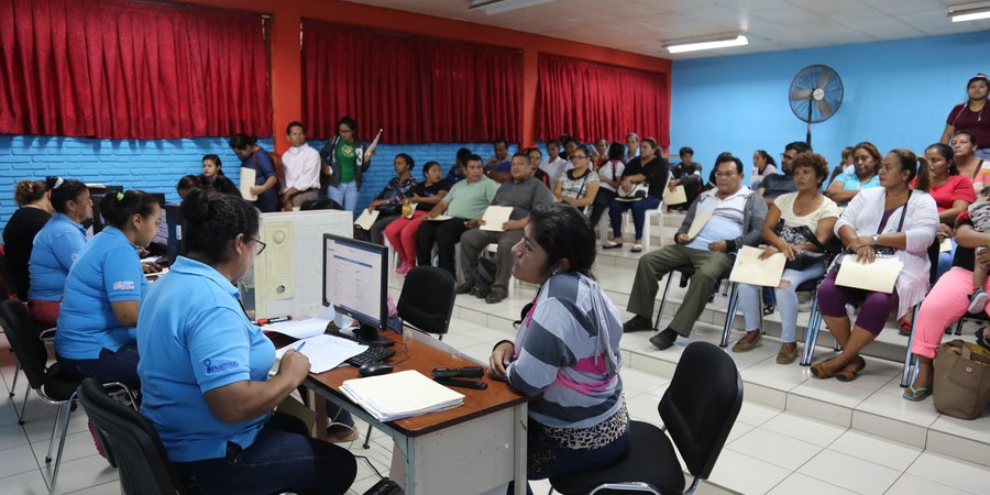 Familias nicaragüenses asisten a pre matricularse en carreras técnicas