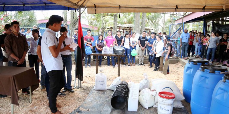 Entrega de herramientas e insumos para la producción