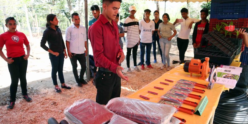 Entrega de herramientas e insumos para la producción