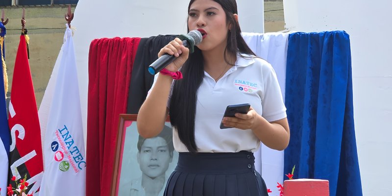 Comunidad Educativa Rinde Homenaje al Héroe Juan De Dios Muñoz Reyes en el Centro Tecnológico De León