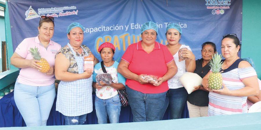 Protagonistas de El Rama, aprenden a elaborar bebidas tropicales a base de frutas