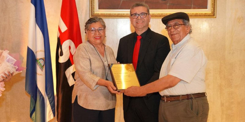 Maestros del Centro Cultural y Politécnico José Coronel Urtecho reciben reconocimiento por su trayectoria artística