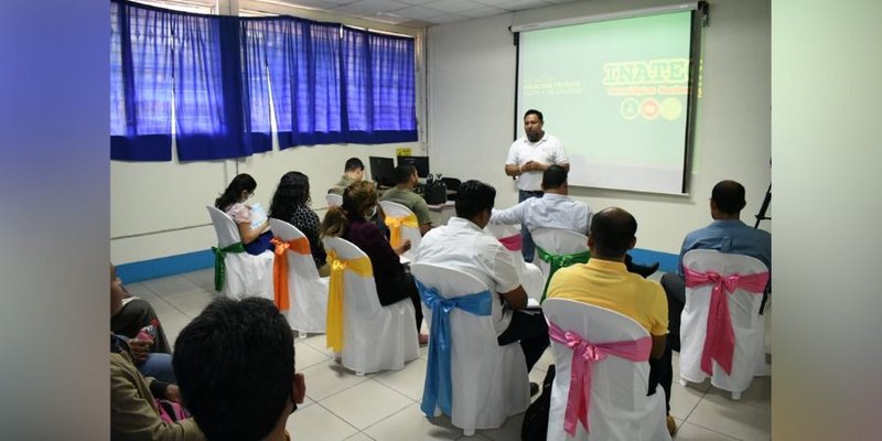 Facilitadores del Programa Emprendedores y Artesanos de Monimbó se capacitan para brindar una mejor atención