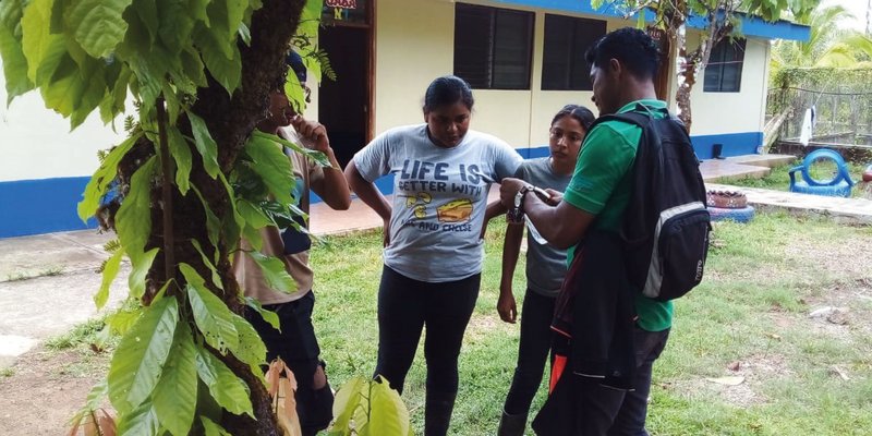 Estudiantes de carreras agropecuarias participan en Charla sobre "Manejo de Viveros" en El Rama