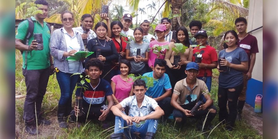 Estudiantes de carreras agropecuarias participan en Charla sobre "Manejo de Viveros" en El Rama