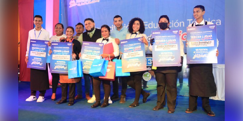 Estudiantes destacan con sus habilidades y técnicas en Festival Nacional de Bartender y Barismo