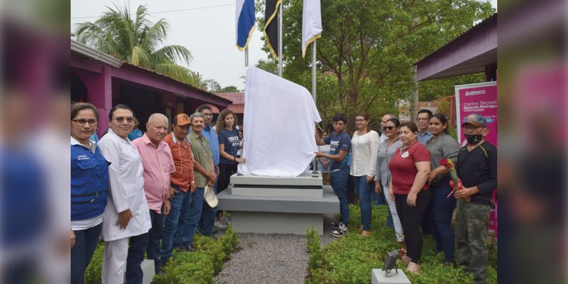 Estudiantes Técnicos de Chichigalpa develan monumento del héroe revolucionario Rolando Rodríguez