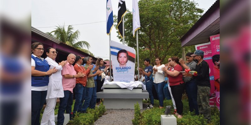 Estudiantes Técnicos de Chichigalpa develan monumento del héroe revolucionario Rolando Rodríguez