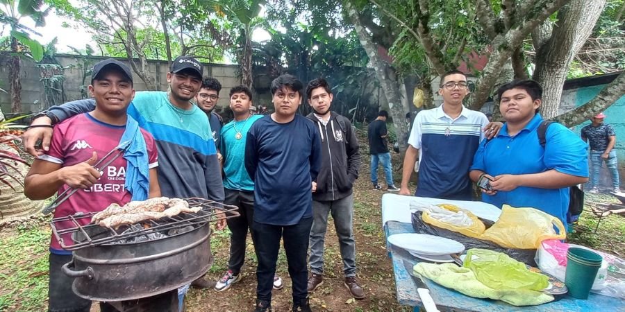 Estudiantes de educación técnica celebran feria gastronómica nicaragüense en saludo a las fiestas patrias