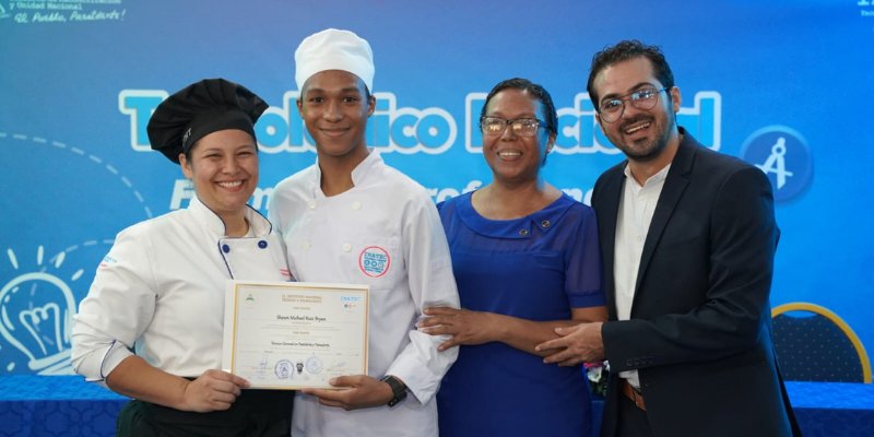 Nuevos técnicos en hotelería y turismo se gradúan en saludo a Julio Victorioso